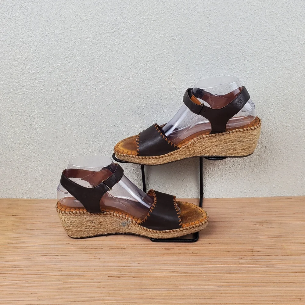 Nurture Wedge Sandals Size 10